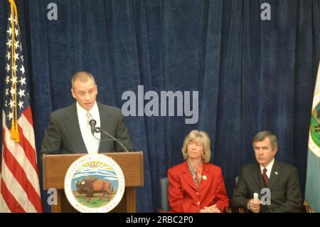 Conferenza stampa, guidata dal Segretario degli interni Gale Norton, Assistente Segretario degli interni per i pesci, la fauna selvatica e i parchi Matt Hogan, E il segretario all'Agricoltura Mike Johanns, riguardo al Fish and Wildlife Service rapporto che mostra un guadagno netto di 191.800 acri di zone umide americane tra il 1998 e il 2004, il primo guadagno netto nelle zone umide dal 1954 Foto Stock