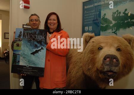 Dru Pearce, Senior Advisor del Segretario per gli affari dell'Alaska, e collega con poster della Rocky Mountain Elk Foundation ringraziando Pearce per il suo lavoro a nome del Perenosa Bay Project su Afognak Island, Alaska. Afognak, le cui popolazioni di pesci e fauna selvatica della costa settentrionale sono state danneggiate a causa della fuoriuscita di petrolio della Exxon Valdez nel 1989, è stata al centro degli sforzi di conservazione e recupero intrapresi dagli Stati Uniti Fish and Wildlife Service in collaborazione con lo stato dell'Alaska e organizzazioni no-profit. Foto Stock