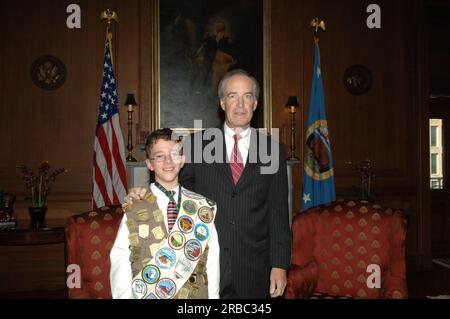 Il segretario Dirk Kempthorne riceve una visita al Main Interior dal partecipante del National Park Service Junior Ranger Program, che ha mostrato i suoi numerosi distintivi e patch per il segretario e direttore del National Park Service Mary Bomar Foto Stock