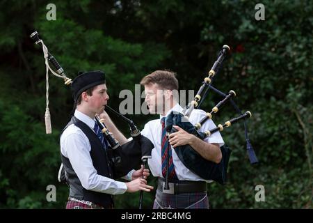Mount Vernon, Washington, USA. 8 luglio 2023. Due giovani si preparano a gareggiare in solitaria ai Skagit Valley Highland Games. Credito: Paul Christian Gordon/Alamy Live News Foto Stock