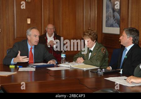 Il segretario Dirk Kempthorne si unisce al direttore del servizio del Parco Nazionale Mary Bomar, assistente segretario per il pesce e la fauna selvatica e i parchi R. Lyle Laverty Jr., E funzionari della National Park Foundation e di altre organizzazioni no-profit per una conferenza chiamata per discutere l'imminente annuncio dell'elenco finale dei progetti National Park Centennial Challenge che saranno finanziati nel 2008. La sfida è l'elemento di abbinamento pubblico-privato del President's National Park Centennial Initiative, progettato per preparare il sistema del Parco Nazionale per un altro secolo di conservazione e conservazione nel tempo Foto Stock