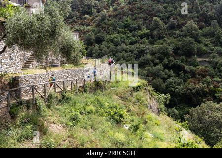 Escursionisti non riconosciuti che fanno trekking lungo il panoramico sentiero Vernazza Monterosso nei famosi 5 villaggi delle cinque Terre in Italia Foto Stock