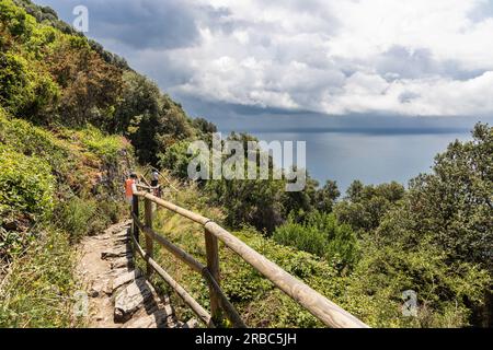 Escursionisti non riconosciuti che fanno trekking lungo il panoramico sentiero Vernazza Monterosso nei famosi 5 villaggi delle cinque Terre in Italia Foto Stock