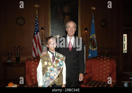 Il segretario Dirk Kempthorne riceve una visita al Main Interior dal partecipante del National Park Service Junior Ranger Program, che ha mostrato i suoi numerosi distintivi e patch per il segretario e direttore del National Park Service Mary Bomar Foto Stock