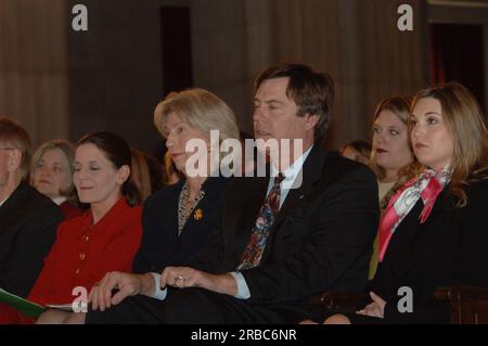 Incontro di addio al Main Interior per il segretario Gale Norton, con presentazioni di alti funzionari interni e presentazione del ritratto dipinto ufficiale di Norton Foto Stock
