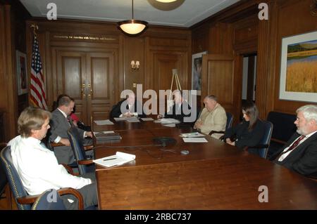 Il segretario Dirk Kempthorne e gli assistenti all'incontro presso il Main Interior con la delegazione dell'Idaho Foto Stock