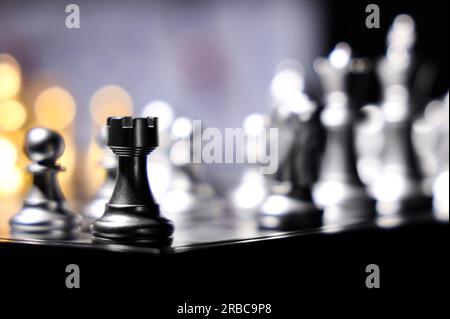 Pezzi di scacchi d'argento sul tabellone, primo piano Foto Stock