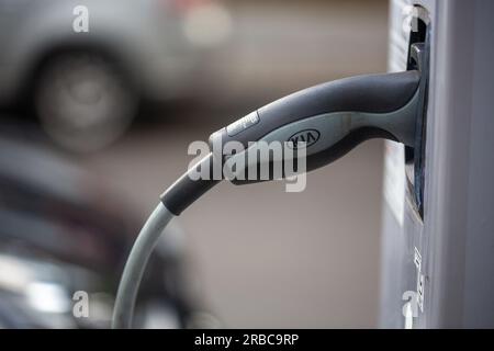 Berlino, Germania. 3 luglio 2023. Un veicolo elettrico viene caricato presso una stazione di ricarica KIA. Credito: Fernando Gutierrez-Juarez/dpa/Alamy Live News Foto Stock