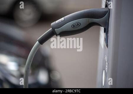 Berlino, Germania. 3 luglio 2023. Un veicolo elettrico viene caricato presso una stazione di ricarica KIA. Credito: Fernando Gutierrez-Juarez/dpa/Alamy Live News Foto Stock