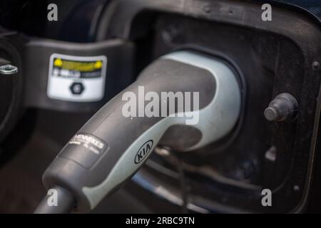 Berlino, Germania. 3 luglio 2023. Un veicolo elettrico viene caricato presso una stazione di ricarica KIA. Credito: Fernando Gutierrez-Juarez/dpa/Alamy Live News Foto Stock
