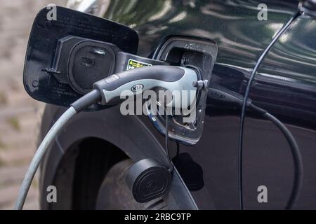 Berlino, Germania. 3 luglio 2023. Un veicolo elettrico viene caricato presso una stazione di ricarica KIA. Credito: Fernando Gutierrez-Juarez/dpa/Alamy Live News Foto Stock