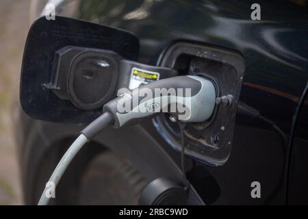 Berlino, Germania. 3 luglio 2023. Un veicolo elettrico viene caricato presso una stazione di ricarica KIA. Credito: Fernando Gutierrez-Juarez/dpa/Alamy Live News Foto Stock