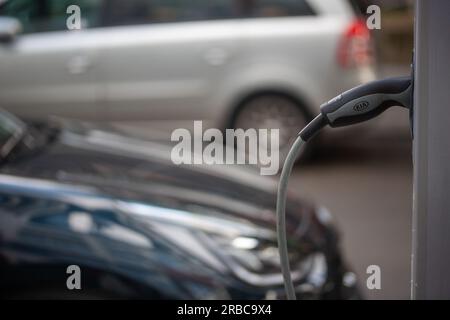 Berlino, Germania. 3 luglio 2023. Un veicolo elettrico viene caricato presso una stazione di ricarica KIA. Credito: Fernando Gutierrez-Juarez/dpa/Alamy Live News Foto Stock