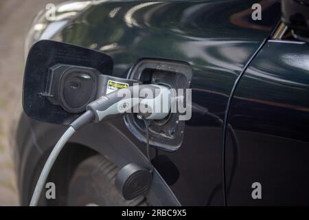 Berlino, Germania. 3 luglio 2023. Un veicolo elettrico viene caricato presso una stazione di ricarica KIA. Credito: Fernando Gutierrez-Juarez/dpa/Alamy Live News Foto Stock