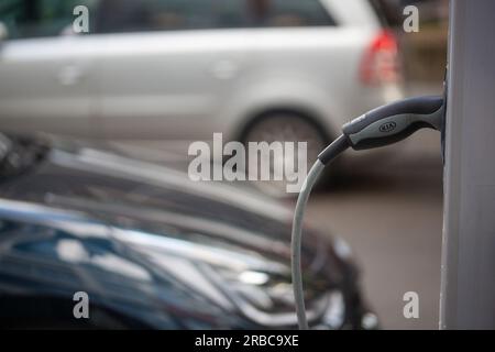 Berlino, Germania. 3 luglio 2023. Un veicolo elettrico viene caricato presso una stazione di ricarica KIA. Credito: Fernando Gutierrez-Juarez/dpa/Alamy Live News Foto Stock