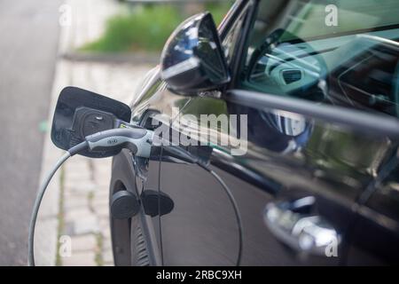 Berlino, Germania. 3 luglio 2023. Un veicolo elettrico viene caricato presso una stazione di ricarica KIA. Credito: Fernando Gutierrez-Juarez/dpa/Alamy Live News Foto Stock