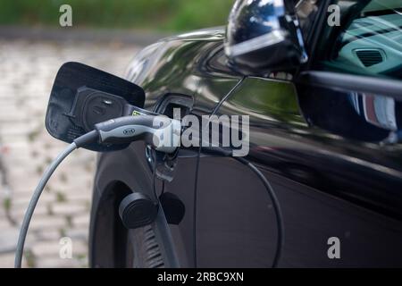 Berlino, Germania. 3 luglio 2023. Un veicolo elettrico viene caricato presso una stazione di ricarica KIA. Credito: Fernando Gutierrez-Juarez/dpa/Alamy Live News Foto Stock