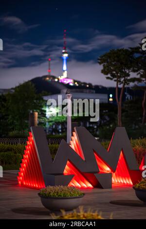 Vista notturna del Memoriale di guerra della Corea, un museo militare di storia dedicato alla guerra di Corea a Seul, Corea del Sud, il 7 luglio 2023 Foto Stock