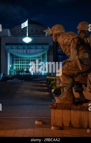 Vista notturna del Memoriale di guerra della Corea, un museo militare di storia dedicato alla guerra di Corea a Seul, Corea del Sud, il 7 luglio 2023 Foto Stock