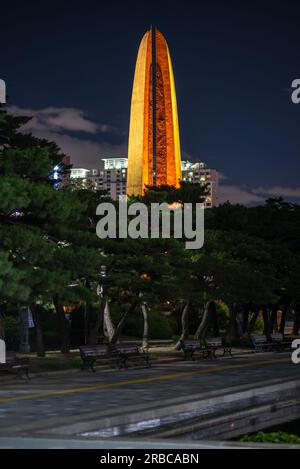 Vista notturna del Memoriale di guerra della Corea, un museo militare di storia dedicato alla guerra di Corea a Seul, Corea del Sud, il 7 luglio 2023 Foto Stock