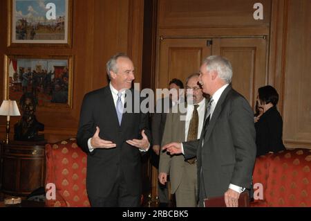 Evento di firma del memorandum d'intesa sull'agricoltura interna e attività correlate presso gli interni principali, con il segretario degli interni Dirk Kempthorne e il segretario dell'agricoltura ed Schafer a capo del procedimento Foto Stock