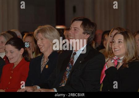 Incontro di addio al Main Interior per il segretario Gale Norton, con presentazioni di alti funzionari interni e presentazione del ritratto dipinto ufficiale di Norton Foto Stock