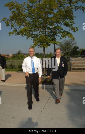 Il segretario Dirk Kempthorne e gli assistenti del tour del museo Henry Ford e del Greenfield Village, Dearborn, Michigan Foto Stock
