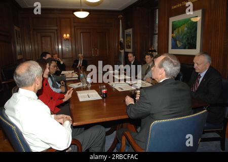 Incontro del Segretario Dirk Kempthorne con il personale senior presso Main Interior Foto Stock