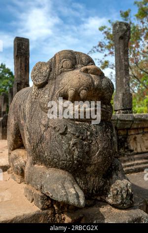 Una statua di leone scolpita in pietra sulla scala della sala delle udienze presso il Palazzo reale nell'antico sito di Polonnaruwa in Sri Lanka. Foto Stock