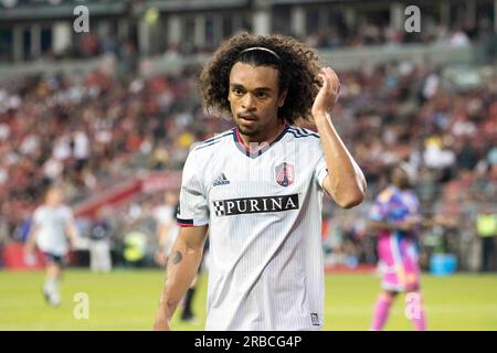 Toronto, Ontario, Canada. 8 luglio 2023. Aziel Jackson #25 in azione durante la partita tra Toronto FC e St. Louis City SC al BMO Field di Toronto. La partita terminò 0-1 per il St. Louis City SC (Credit Image: © Angel Marchini/ZUMA Press Wire) SOLO USO EDITORIALE! Non per USO commerciale! Crediti: ZUMA Press, Inc./Alamy Live News Foto Stock