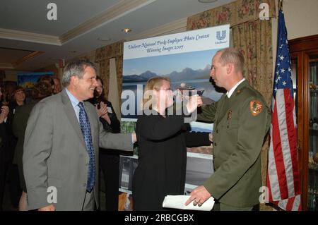 Cerimonia di premiazione del 2008 Harry Yount Ranger Award a Gary Moses, il Lake McDonald Sub-District Ranger al Glacier National Park, con la direttrice del National Park Service Mary Bomar, assistente segretario per Fish and Wildlife and Parks R. Lyle Laverty, Jr., E il capo americano della Unilever Corporation, Kevin Havelock, tra i dignitari a portata di mano al Main Interior Foto Stock