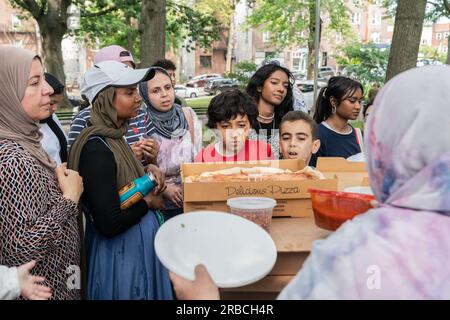 New York, USA. 8 luglio 2023. Atmosfera durante l'Eid Adha Festival ad Astoria Park nel Queens, New York, l'8 luglio 2023. (Foto di Lev Radin/Sipa USA) credito: SIPA USA/Alamy Live News Foto Stock