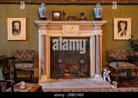 Woodside, CA, USA - 21 giugno 20223 - un antico caminetto all'interno della Carrington Mansion and Gardens, conosciuta anche come Filoli Country House, Woodsi Foto Stock
