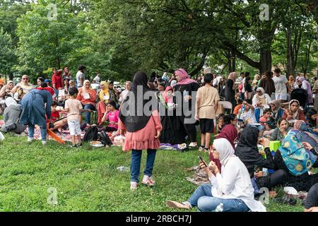 New York, USA. 8 luglio 2023. Atmosfera durante l'Eid Adha Festival ad Astoria Park nel Queens, New York, l'8 luglio 2023. (Foto di Lev Radin/Sipa USA) credito: SIPA USA/Alamy Live News Foto Stock