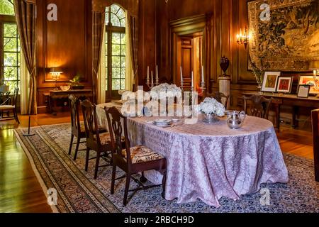 Woodside, CA, USA - 21 giugno 20223 - elegante sala da pranzo all'interno della Carrington Mansion and Gardens, conosciuta anche come Filoli Country House, Woodsid Foto Stock