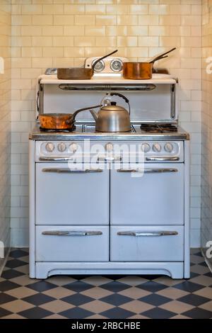 Woodside, CA, USA - 21 giugno 2023 - una cucina antica con stufa e forno a Carrington Mansion and Gardens, conosciuta anche come filoli Country House, Woodside C. Foto Stock