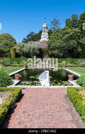 Woodside, CA, USA - 21 giugno 2023: Torre dell'orologio e piscina riflettente, giardino inglese formale nei giardini storici Filoli a Woodside, California Foto Stock