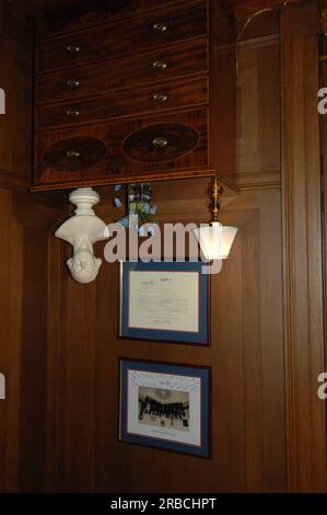 Vedute intorno all'ufficio della segretaria, interni principali: Arredi, decorazioni, bagno Foto Stock