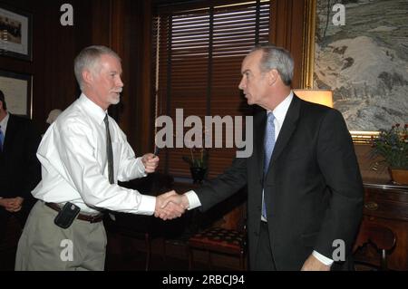 Evento di firma del memorandum d'intesa sull'agricoltura interna e attività correlate presso gli interni principali, con il segretario degli interni Dirk Kempthorne e il segretario dell'agricoltura ed Schafer a capo del procedimento Foto Stock