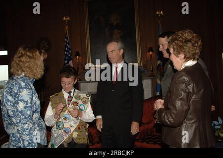 Il segretario Dirk Kempthorne riceve una visita al Main Interior dal partecipante del National Park Service Junior Ranger Program, che ha mostrato i suoi numerosi distintivi e patch per il segretario e direttore del National Park Service Mary Bomar Foto Stock