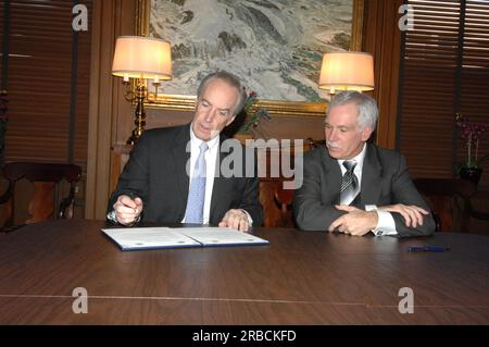 Evento di firma del memorandum d'intesa sull'agricoltura interna e attività correlate presso gli interni principali, con il segretario degli interni Dirk Kempthorne e il segretario dell'agricoltura ed Schafer a capo del procedimento Foto Stock