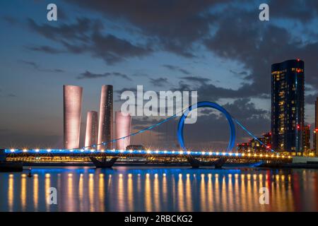 Plaza Tower Lusail con l'ora del tramonto su Arch Bridge Lusail Boulevard Foto Stock