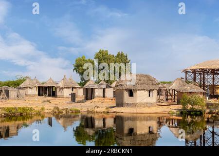 Bellissimo piccolo villaggio di capanne a Thatta Sindh dopo la pioggia. Pakistan Foto Stock