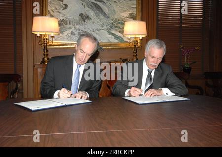 Evento di firma del memorandum d'intesa sull'agricoltura interna e attività correlate presso gli interni principali, con il segretario degli interni Dirk Kempthorne e il segretario dell'agricoltura ed Schafer a capo del procedimento Foto Stock