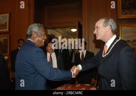 Il segretario Dirk Kempthorne si è riunito al Main Interior con la delegazione del governo della Repubblica di Palau, guidata dal presidente Palau Tommy Remengesau. Il segretario Kempthorne e il presidente Remengesau discussero, tra gli altri argomenti, la possibilità di creare un'area del patrimonio nazionale sull'isola di Palau di Peleliu, insieme alla prossima revisione del Palau-U.S. Compact of Free Association. Foto Stock