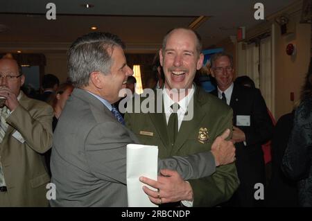 Cerimonia di premiazione del 2008 Harry Yount Ranger Award a Gary Moses, il Lake McDonald Sub-District Ranger al Glacier National Park, con la direttrice del National Park Service Mary Bomar, assistente segretario per Fish and Wildlife and Parks R. Lyle Laverty, Jr., E il capo americano della Unilever Corporation, Kevin Havelock, tra i dignitari a portata di mano al Main Interior Foto Stock