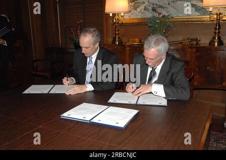 Evento di firma del memorandum d'intesa sull'agricoltura interna e attività correlate presso gli interni principali, con il segretario degli interni Dirk Kempthorne e il segretario dell'agricoltura ed Schafer a capo del procedimento Foto Stock