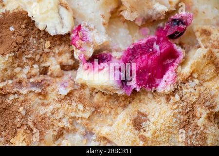 vista ravvicinata di una torta fatta in casa a metà mangiata su un piatto Foto Stock