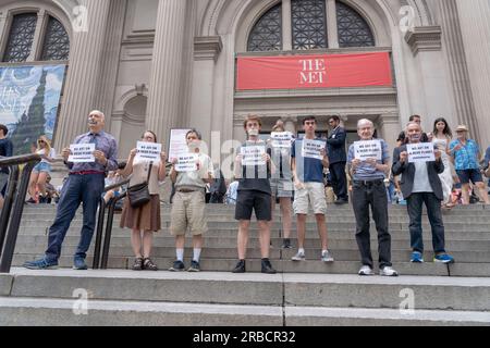 New York, New York, USA. 8 luglio 2023. (NEW) gli attivisti per il clima tengono una protesta al Metropolitan Museum of Art di New York 8 luglio 2023, New York, New York, USA: Membri di Extinction Rebellion NYC e Rise and Resistance con strisce di nastro sulla bocca, su cui avevano scritto parole come "Terra", "Ghiacciai" e "carestia" e cartelli che recitano "NESSUNA ARTE SU Un PIANETA MORTO" posa per foto durante la protesta di solidarietà che chiede di far cadere le accuse contro Joanna Smith e Tim Martin ai gradini di fronte al Metropolitan Museum of Art l'8 luglio 2023 a New Yo Foto Stock