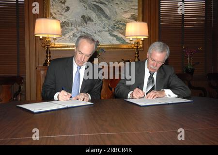 Evento di firma del memorandum d'intesa sull'agricoltura interna e attività correlate presso gli interni principali, con il segretario degli interni Dirk Kempthorne e il segretario dell'agricoltura ed Schafer a capo del procedimento Foto Stock
